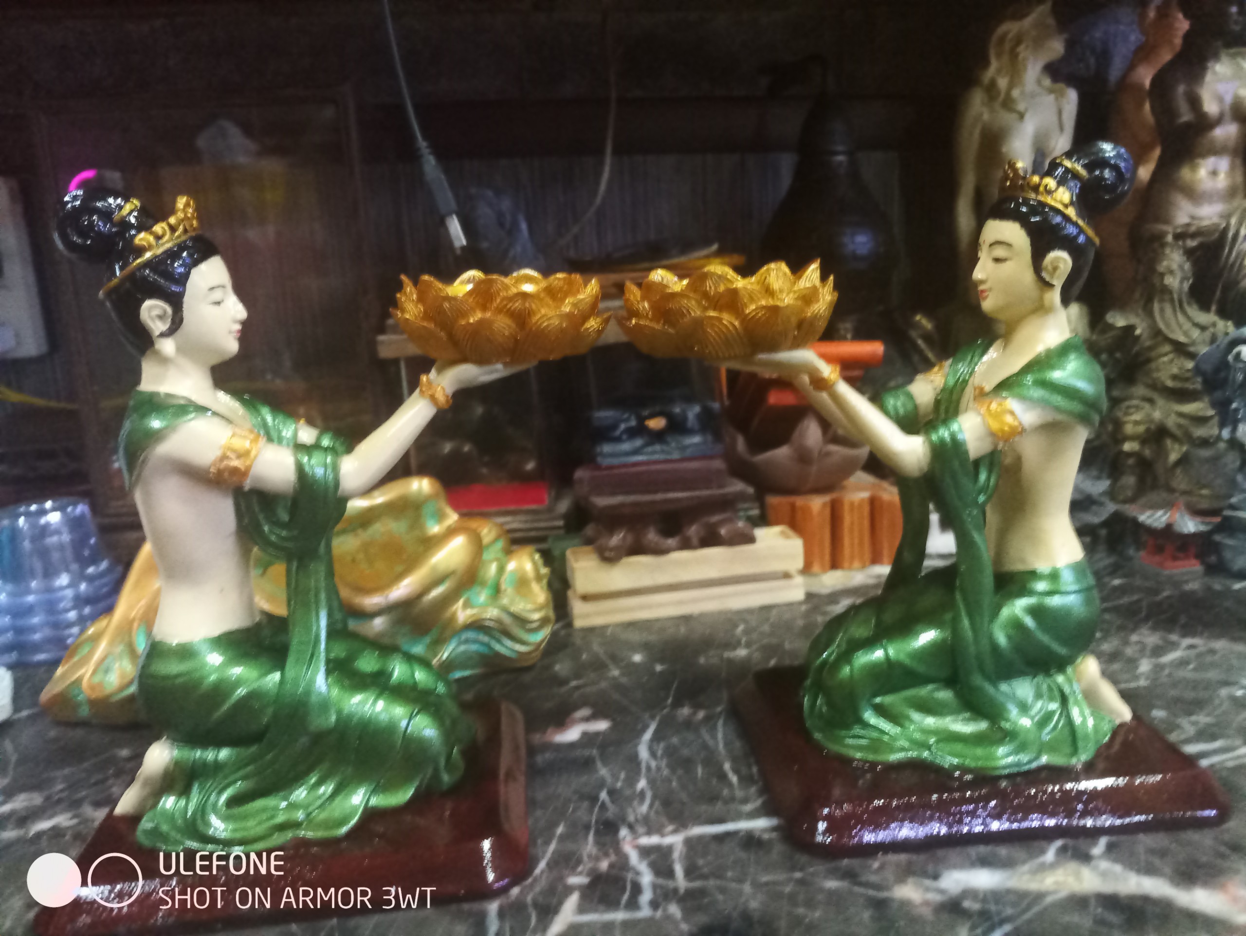 Cặp Tượng Tiên nữ dâng đèn, Cô tiên dâng đèn- đường nét sắc sảo