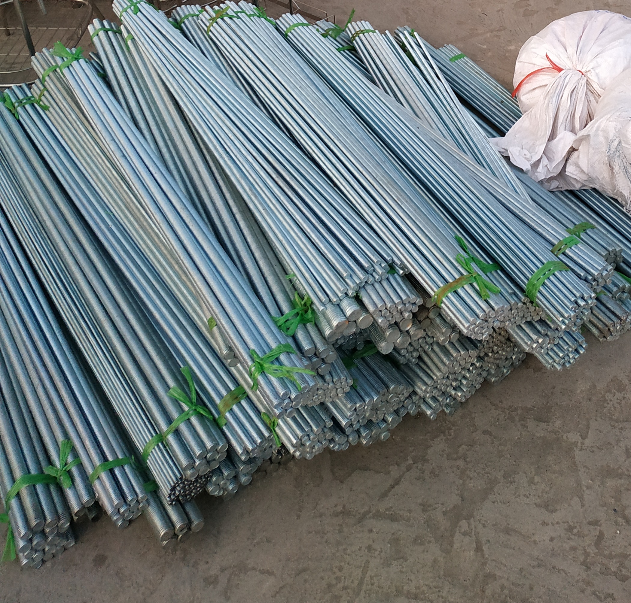 Thanh ren sắt phi 10mm dài 1 mét