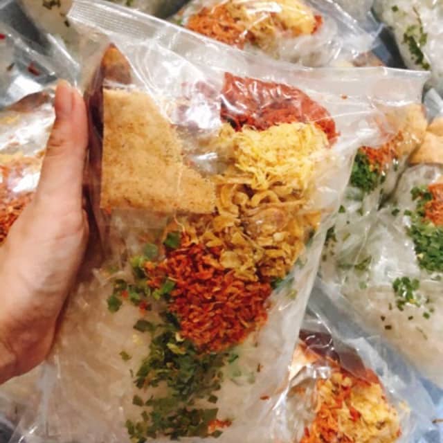 1 bịch bánh tráng trộn thập cẩm satế nước sốt me