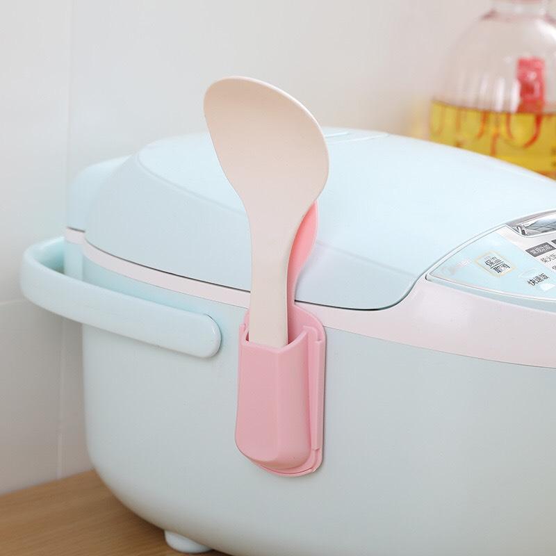 Hộp nhựa đựng muỗng xới cơm dán nồi cơm điện tiện dụng