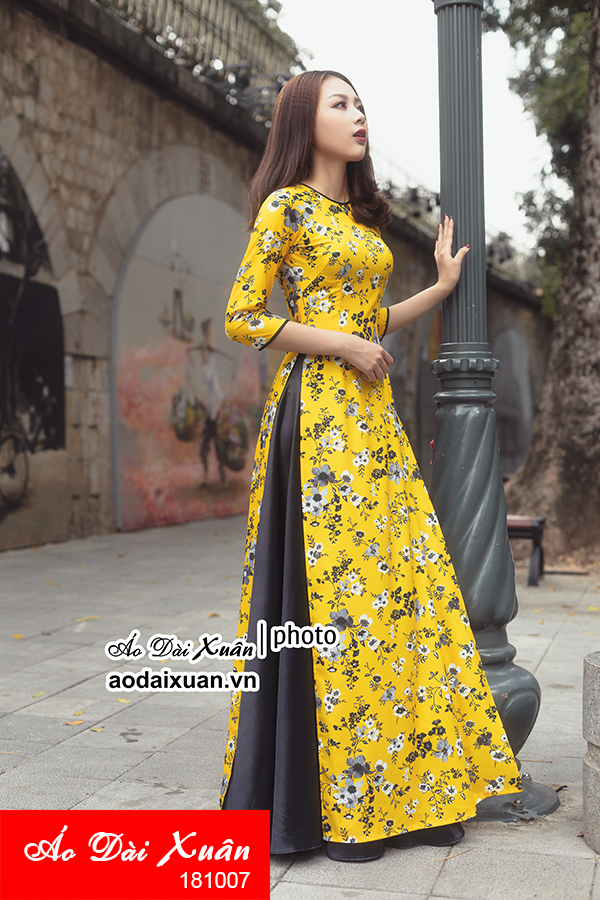 Áo dài vàng hoa nhí đen vải tằm xịn co giãn 4 chiều, kiểu áo dài tà A xòe vừa và cổ tròn (cổ kiềng) - 181007