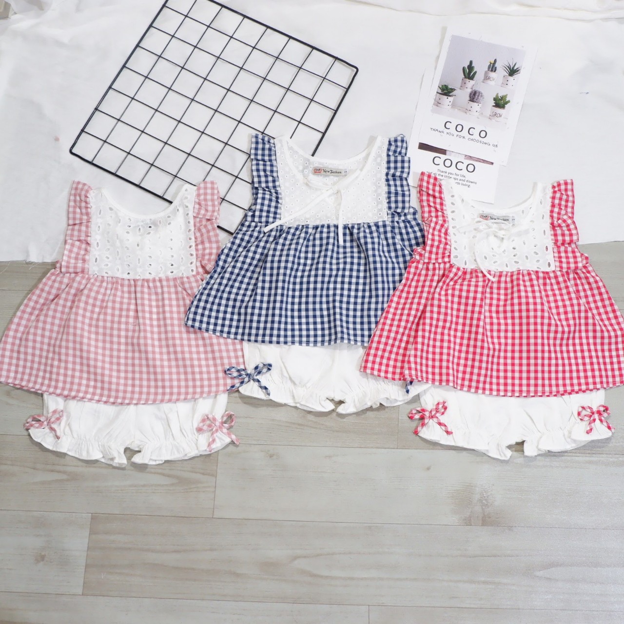 Sét/ bộ bé gái áo caro phối đô ren, tay nhún bèo với quần bí phồng cao cấp cho bé gái từ 8-20kg