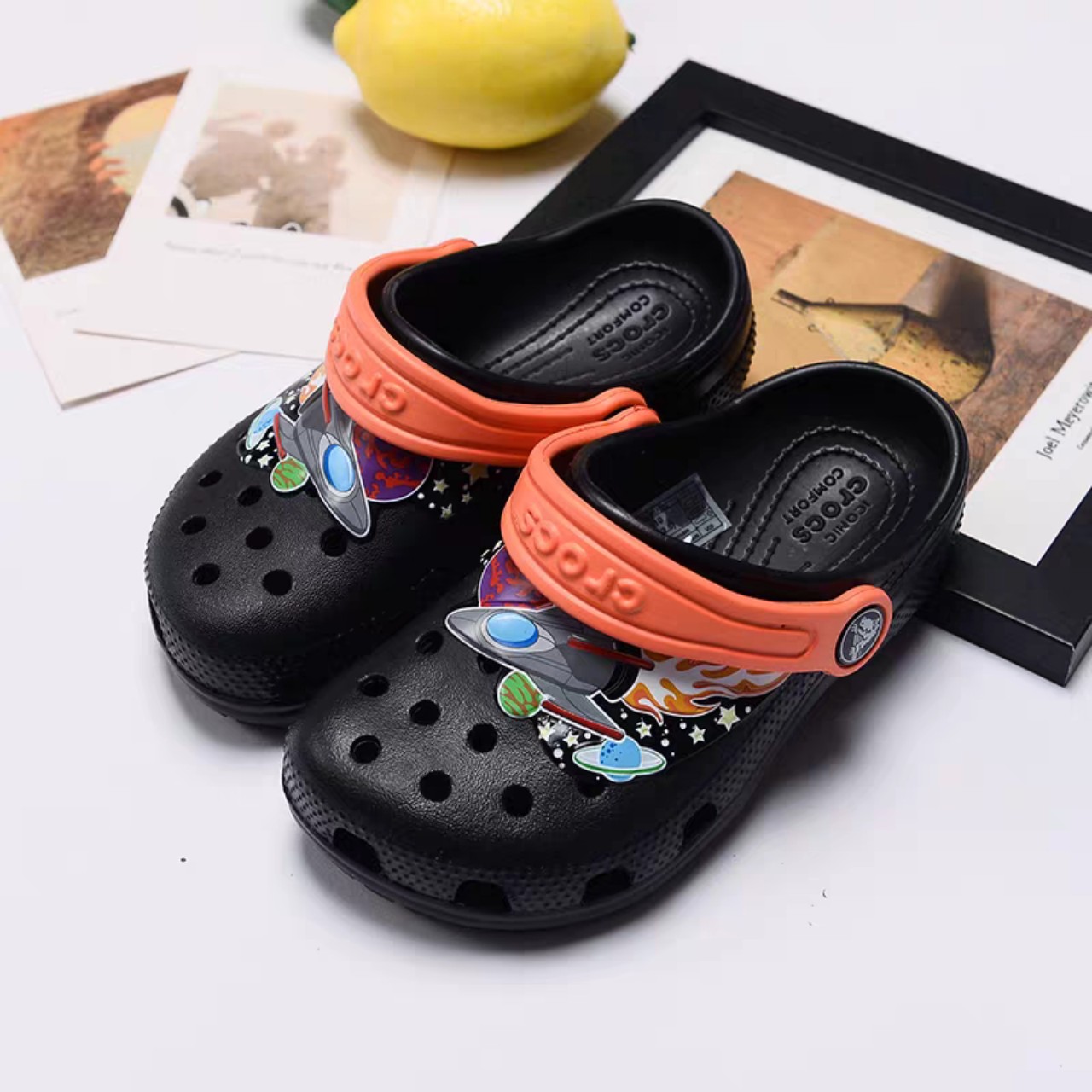 DÉP SỤC NHỰA ĐI MƯA CROCS TRẺ EM HÌNH TÊN LỬA MÀU ĐEN