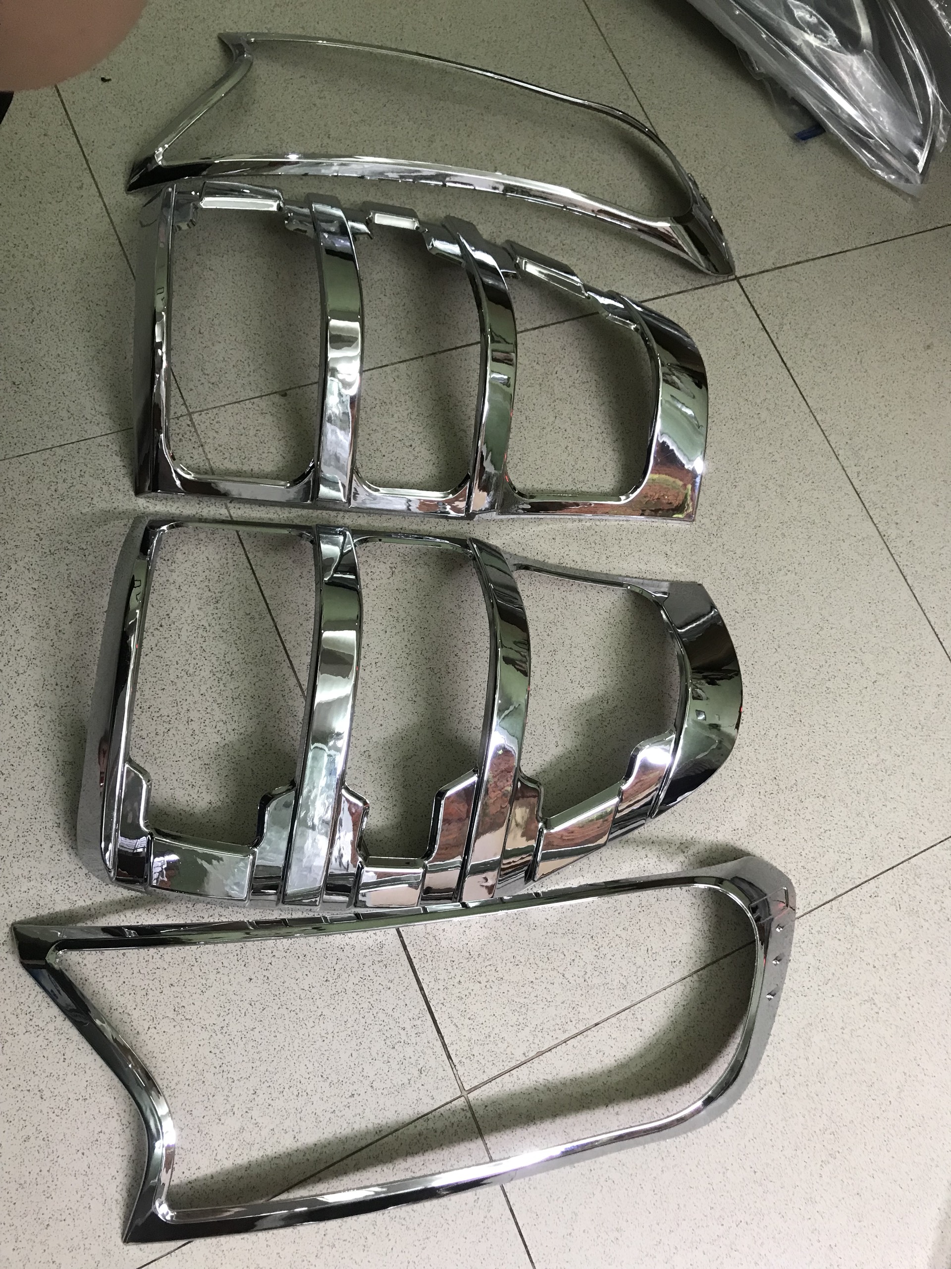 Bộ 2 ốp viền đèn hậu + 2 ốp viền đèn pha mạ crom xe ford ranger đời 2016 đến 2021.