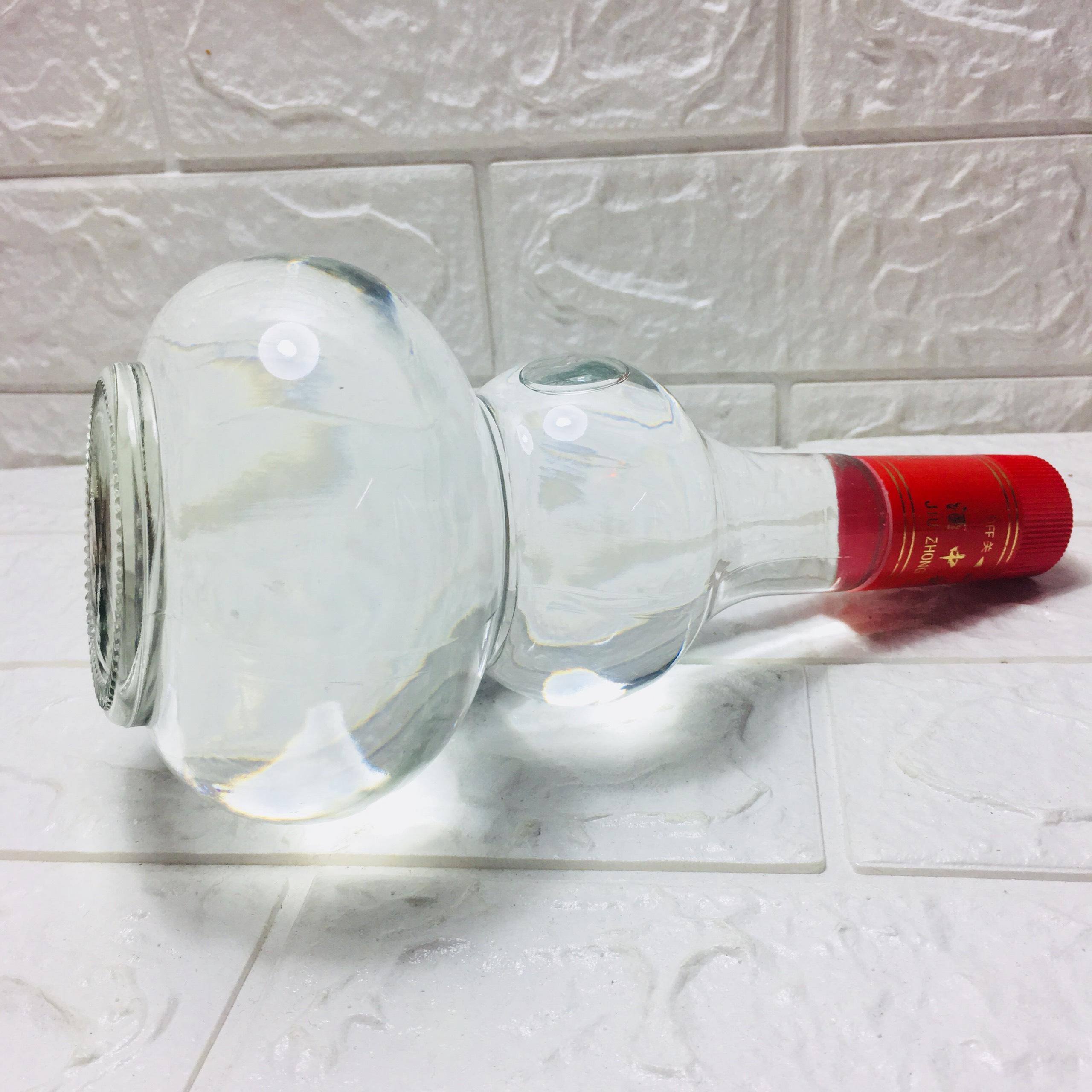 Chai thủy tinh Hồ lô. Dung tích 500ml. Dùng cho đựng rượu, nước mắm, dầu ăn, giấm, nước tương...