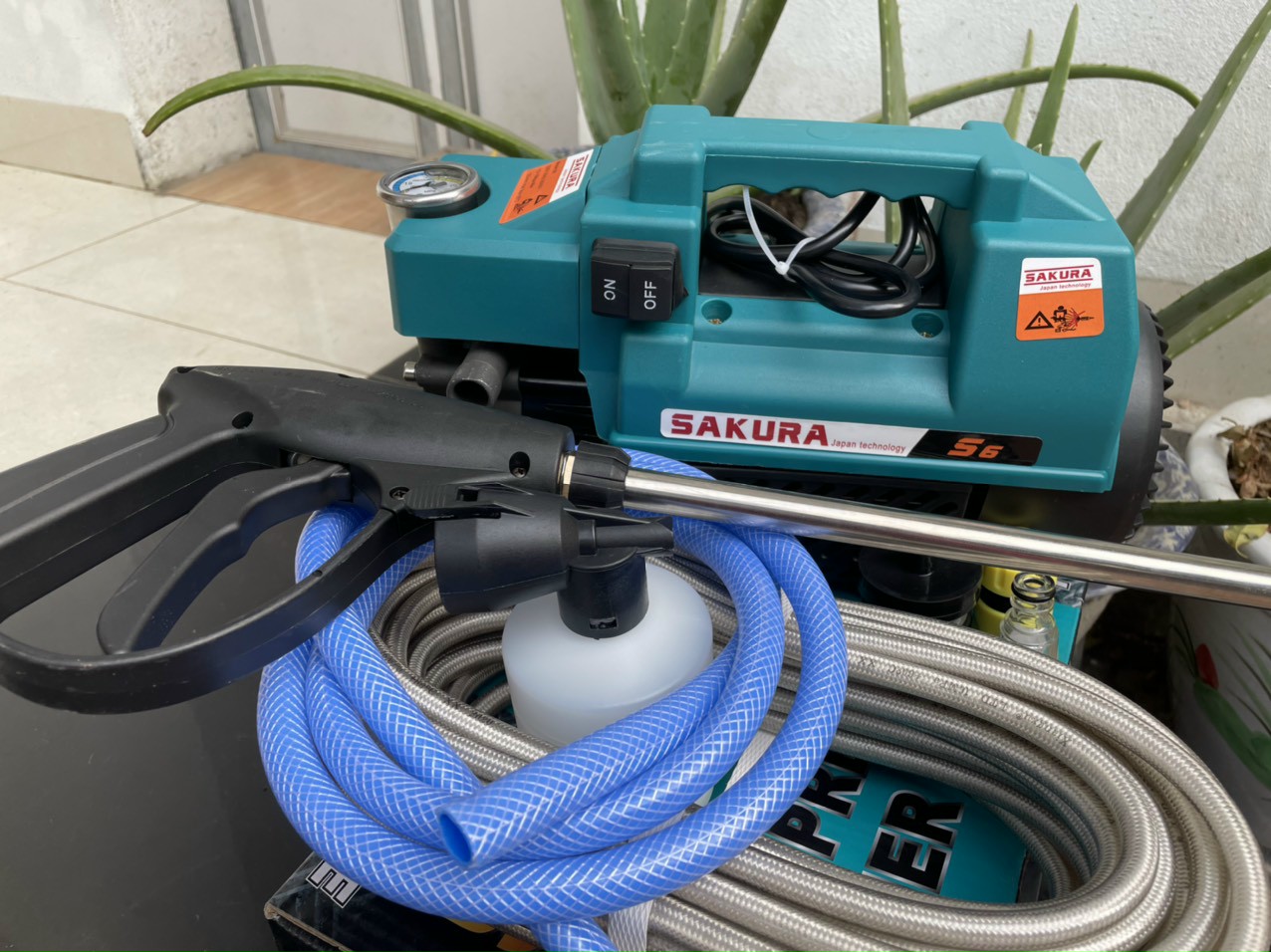 Máy rửa xe mini . máy rửa xe sakura mẫu 2021. dây xịt dài 15m. công suất 2400w. máy xịt rửa xe máy. ôtô. máy lạnh. tặng kèm bình tạo bọt.sung dài
