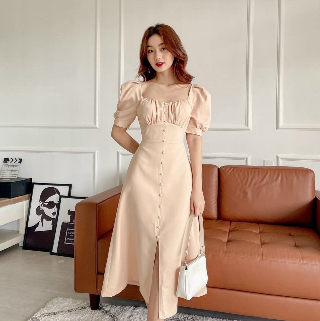 Đầm kem nhúng ngực nút trước