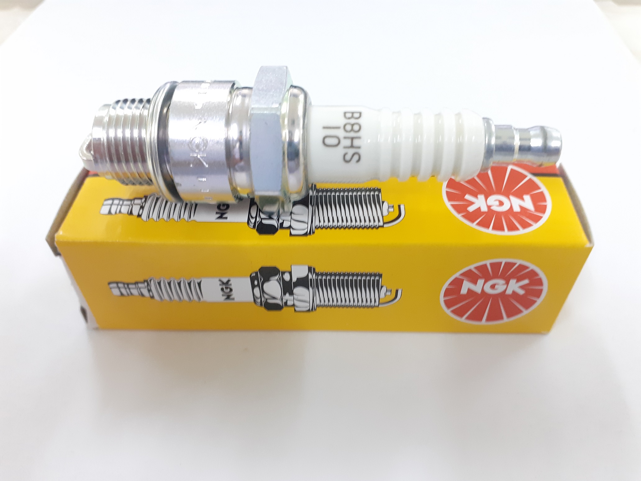 Bugi NGK B8HS10 dùng cho động cơ thủy 2 thì, các dòng xe máy 2 thì