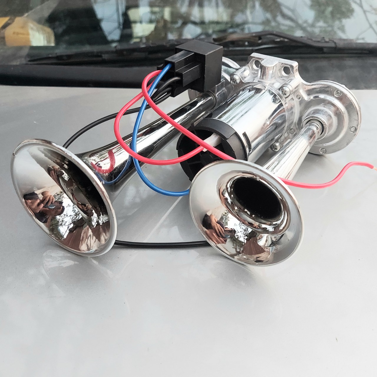 Còi hơi, còi sinh hơi 2 loa trắng kèm rơ le, giắc cắm, dành cho xe không có bình hơi điện 12v/ 24v