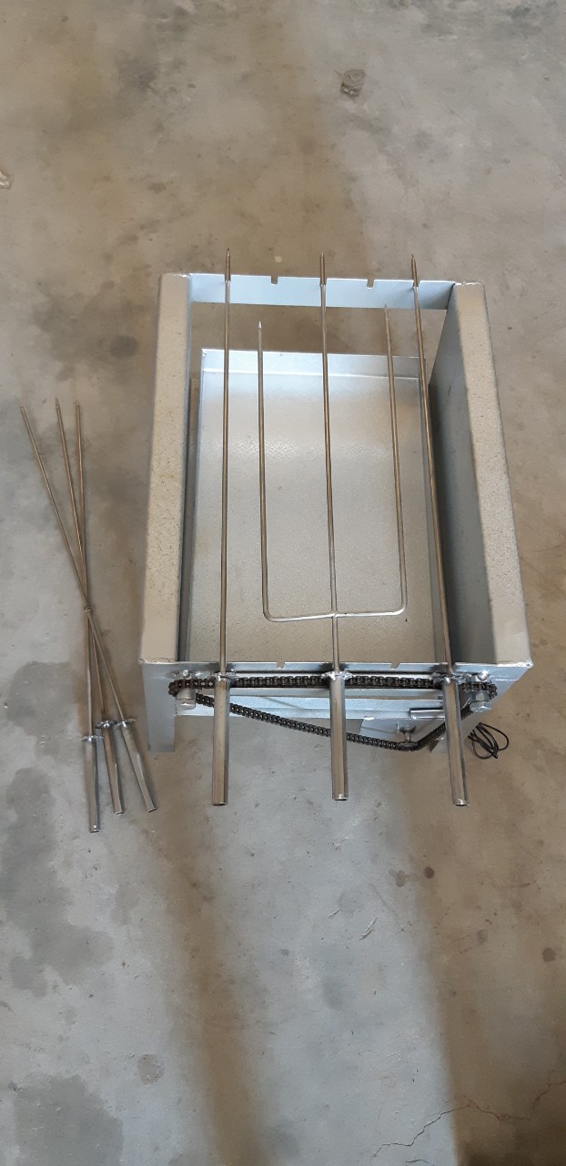 Máy nướng thịt xiên gà vịt cá gắn sẵn mô tơ tự quay kèm 5 xiên inox tặng 1 chạc nướng gà