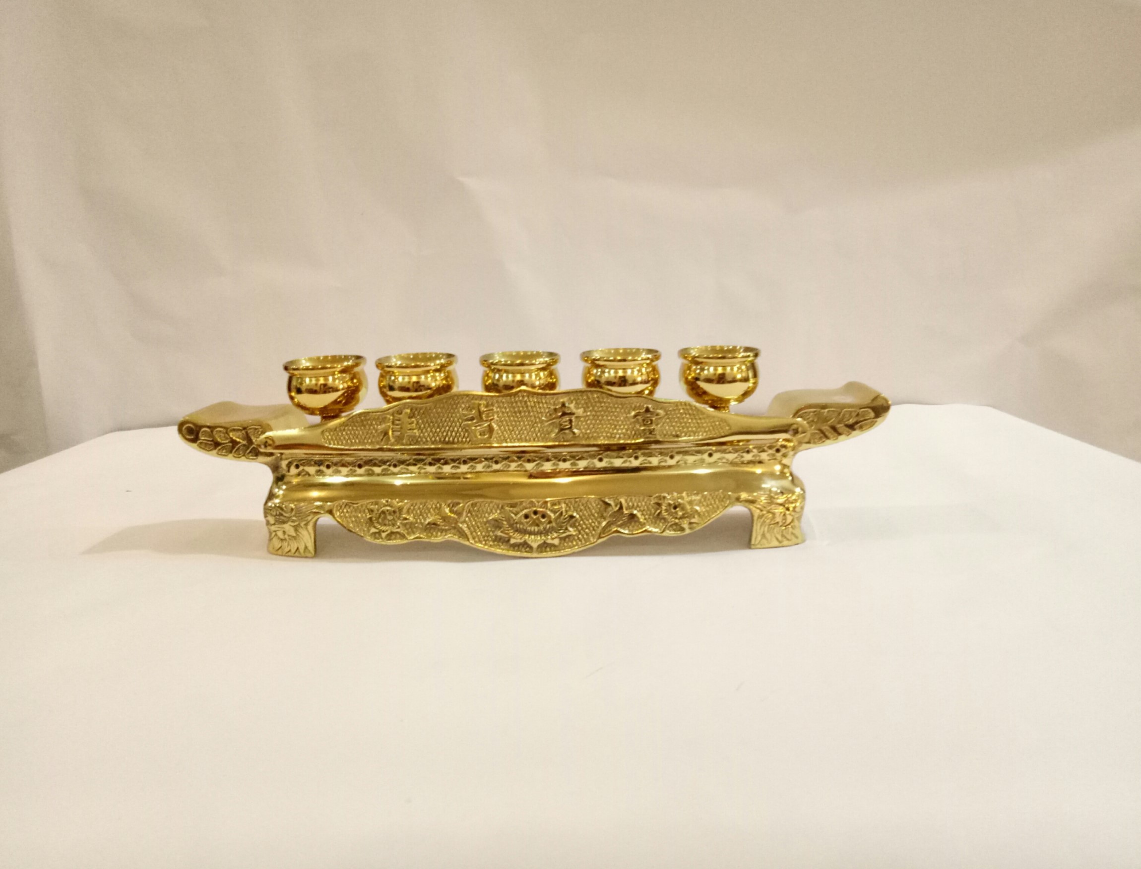 Khay ngai thờ 5 chén nước Chiêu Tài-Tiến Bảo bằng đồng màu vàng sáng bóng