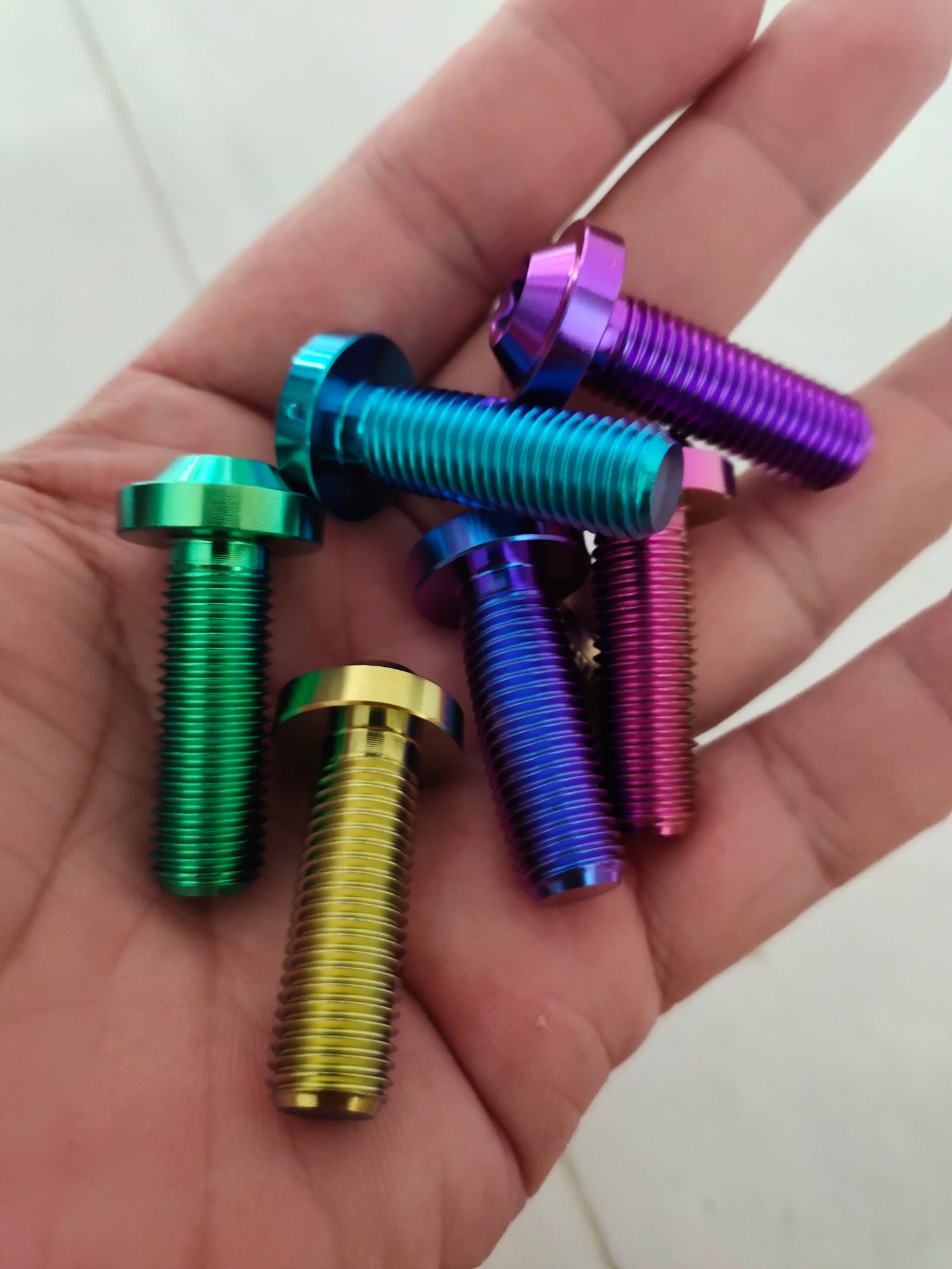 ốc titan gr5 10li30 dù dày xanh tím