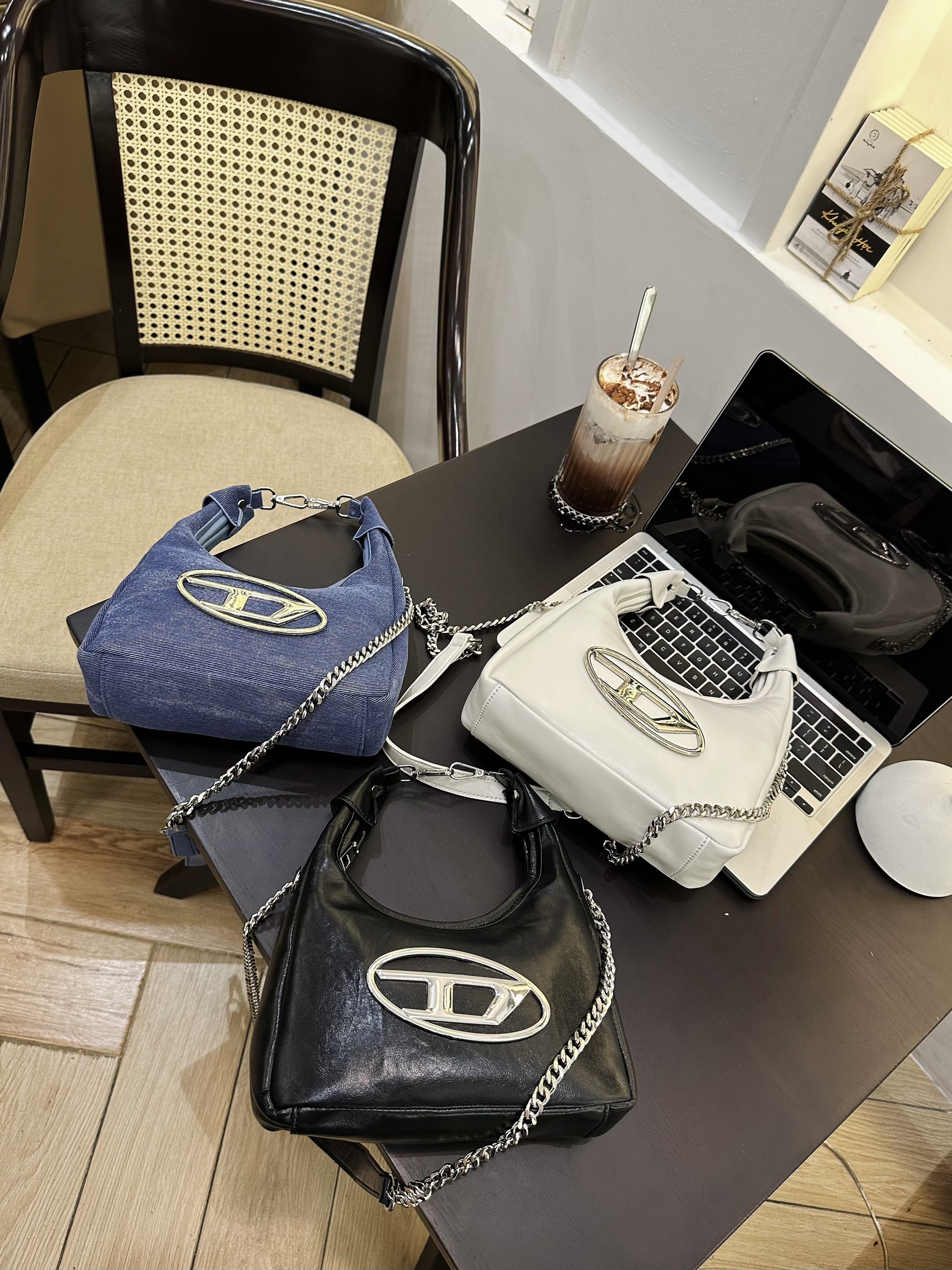Túi xách kiểu hobo nữ logo nổi size 22cm qastx311