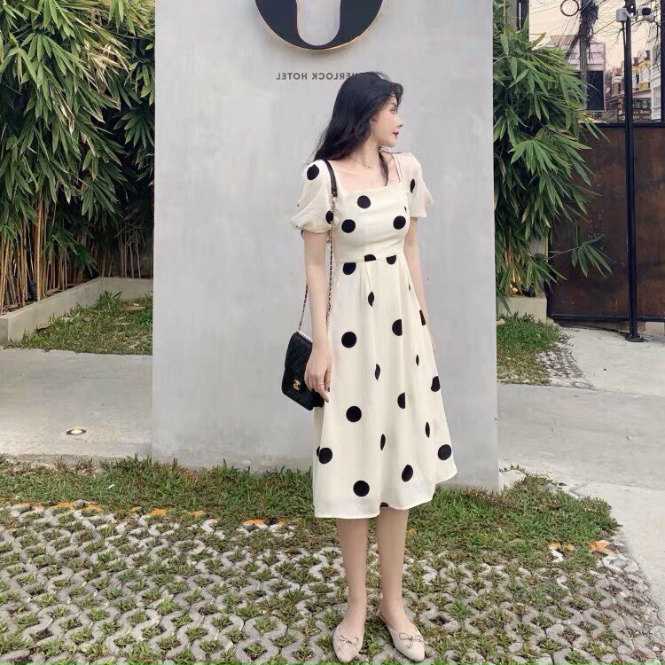 Đầm maxi trắng chấm bi cổ vuông, thắt nơ sau lưng