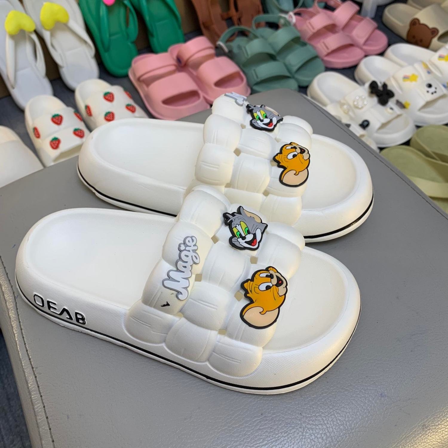 Dép quai ngang nữ chao gắn sticker tom jerry 2 màu