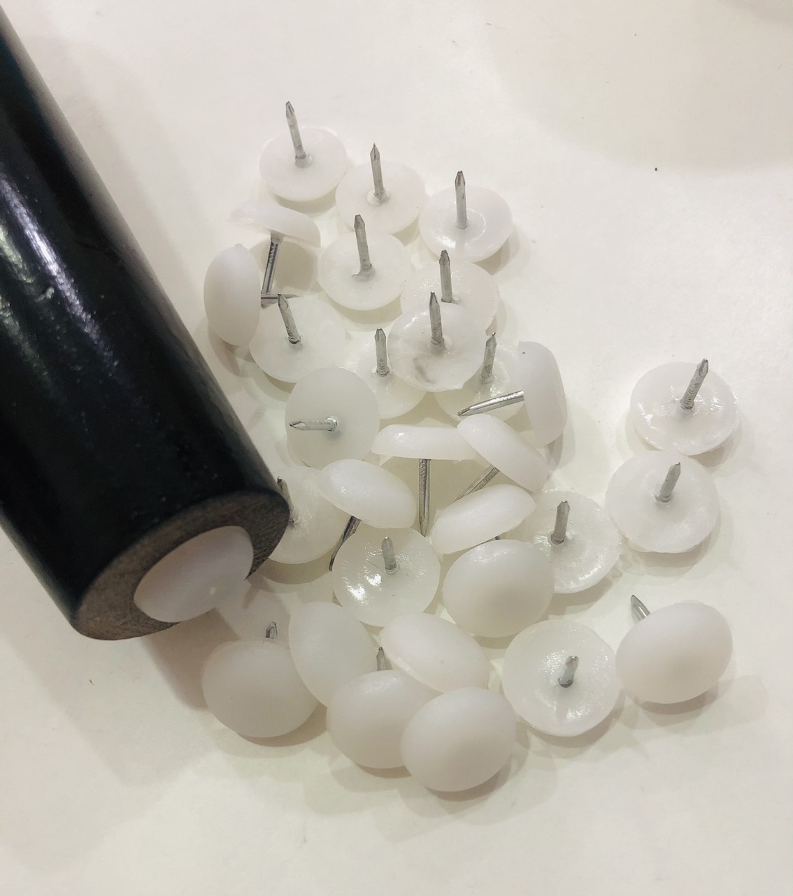 [HCM]50 Đinh nhựa đóng chân ghế chân bàn 18li