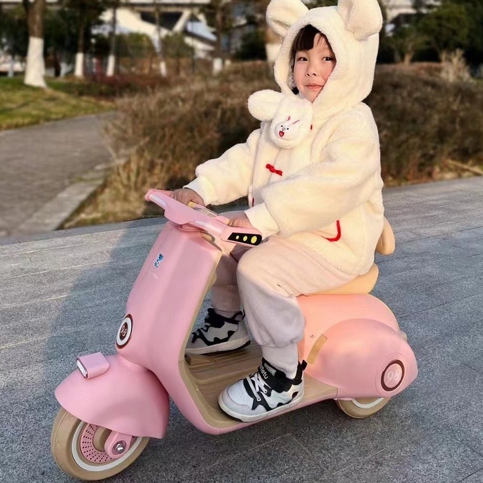 Xe máy điện Vespa 916 mẫu mới sử dụng chân ga có đèn nhạc cho bé yêu