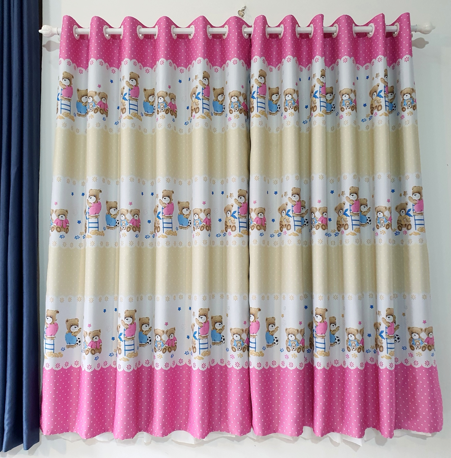 Rèm cửa sổ, cửa phòng ngủ chống nắng giá rẻ, hoạ tiết gấu hồng TNS-033