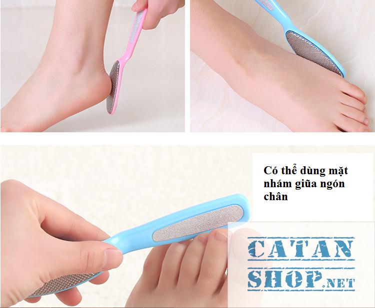 [HCM]01 Dụng Cụ Chà Gót Chân 2 in 1 bàn chải kim loại cây tẩy tế bào chết mà miếng chà nhámtẩy tế bào chết da chân (màu ngẫu nhiên)