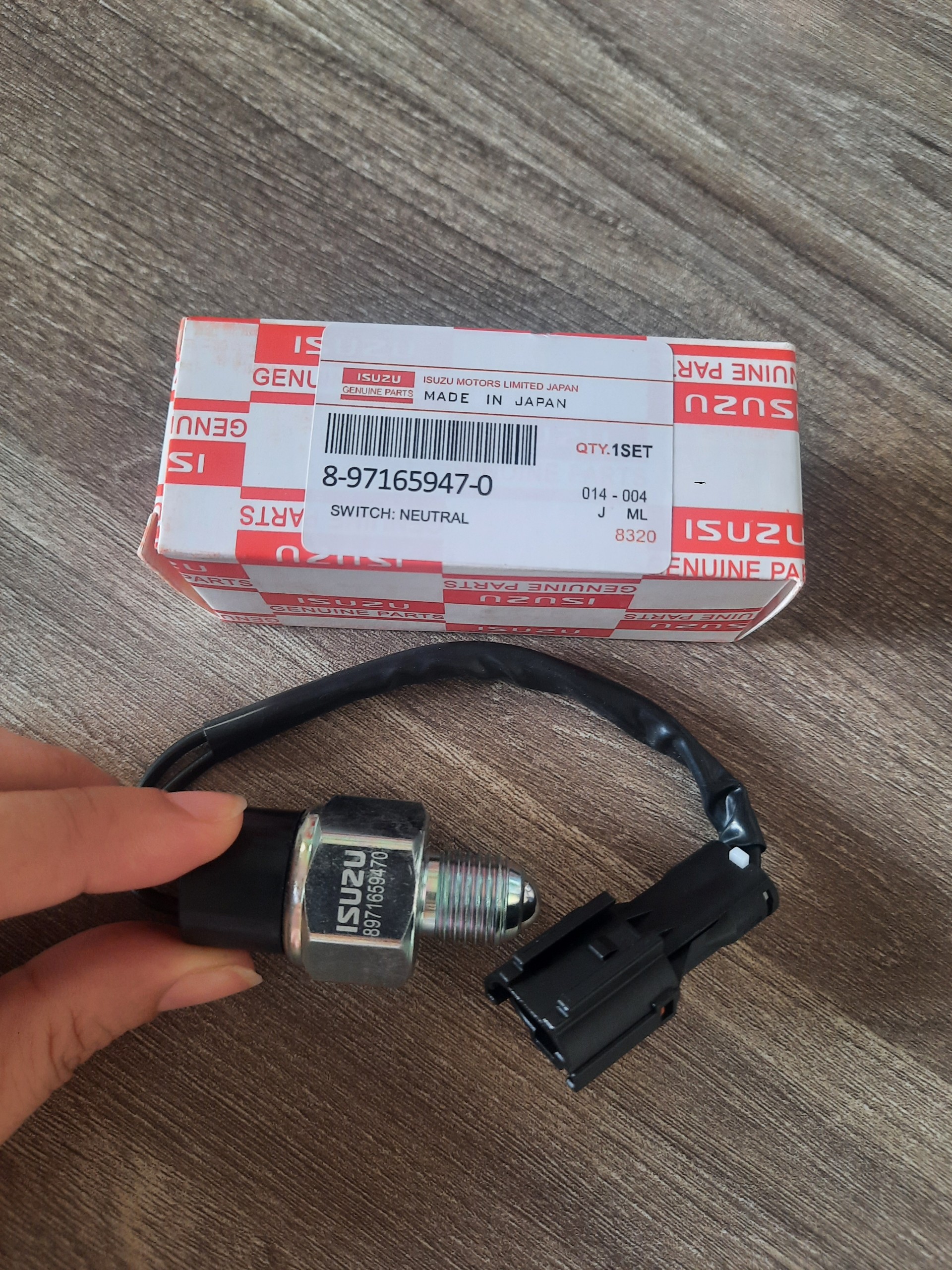 8-97165947-0 cảm biến báo lùi xe tải isuzu 1 tấn 4/ 1 tấn 9/ 2 tấn 5