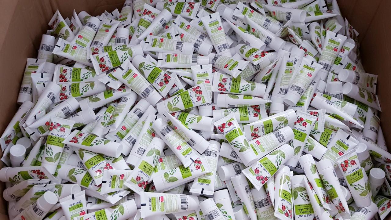 Sữa rửa mặt sáng da hazeline matcha lựu đỏ - tặng 10 ví cấm tay xinh xắn