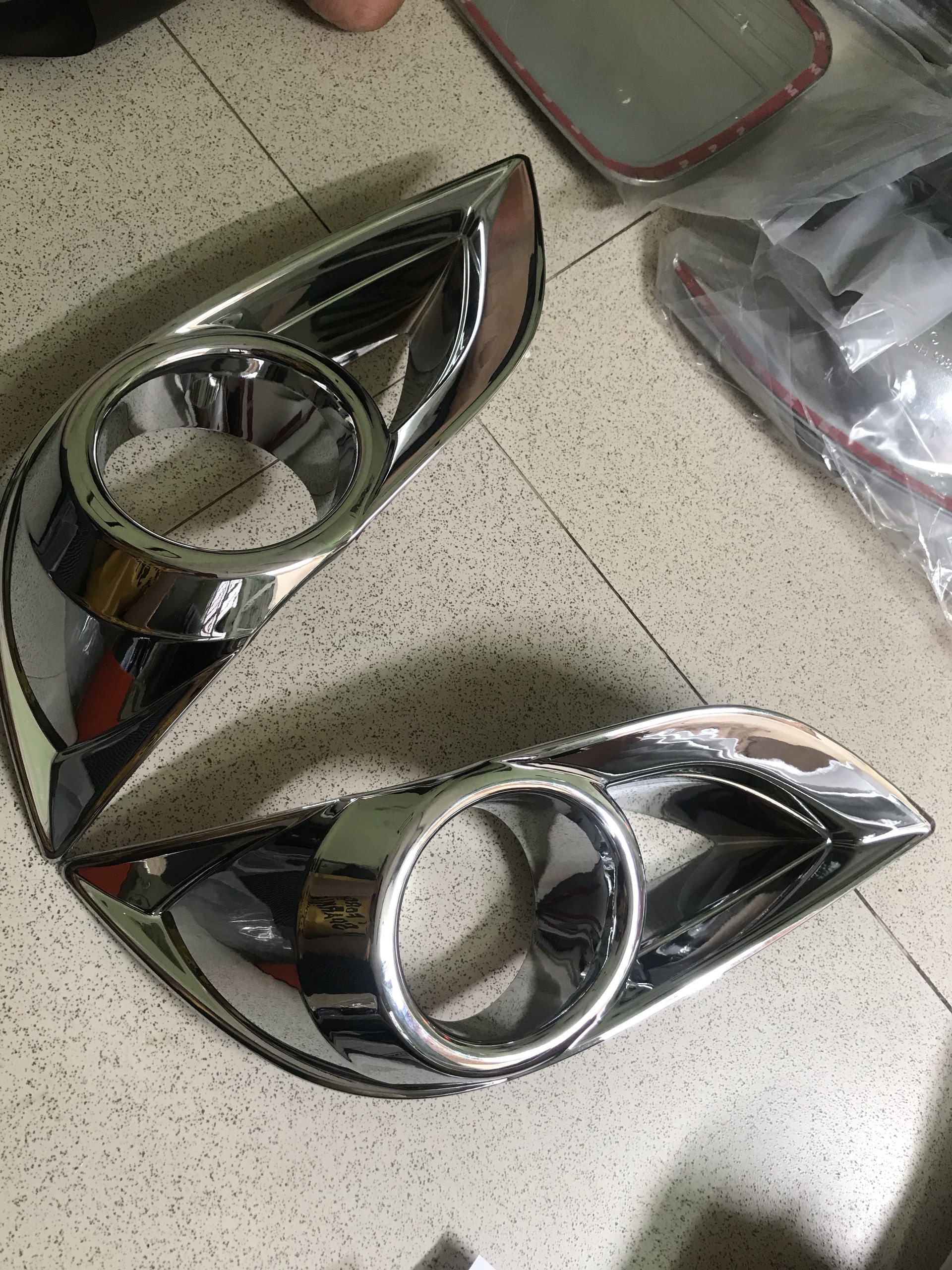 Bộ 2 ốp trang trí đèn gầm mạ crom xe mazda bt50 2014 đến 2020