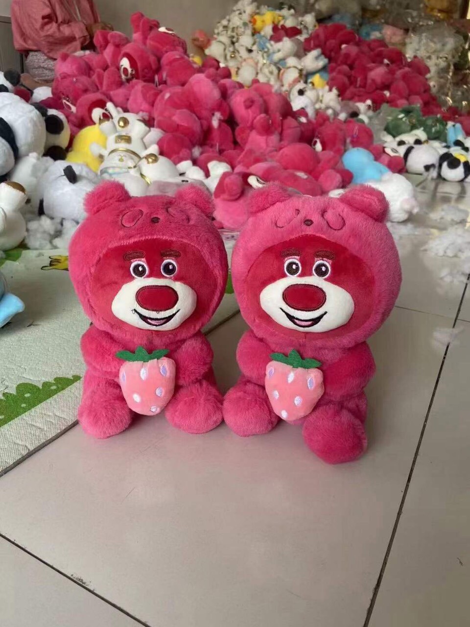 Gấu bông cừu lông xù , gấu ôm trái dâu , thú nhồi bông con cừu lông xù mềm mịn đàn hồi