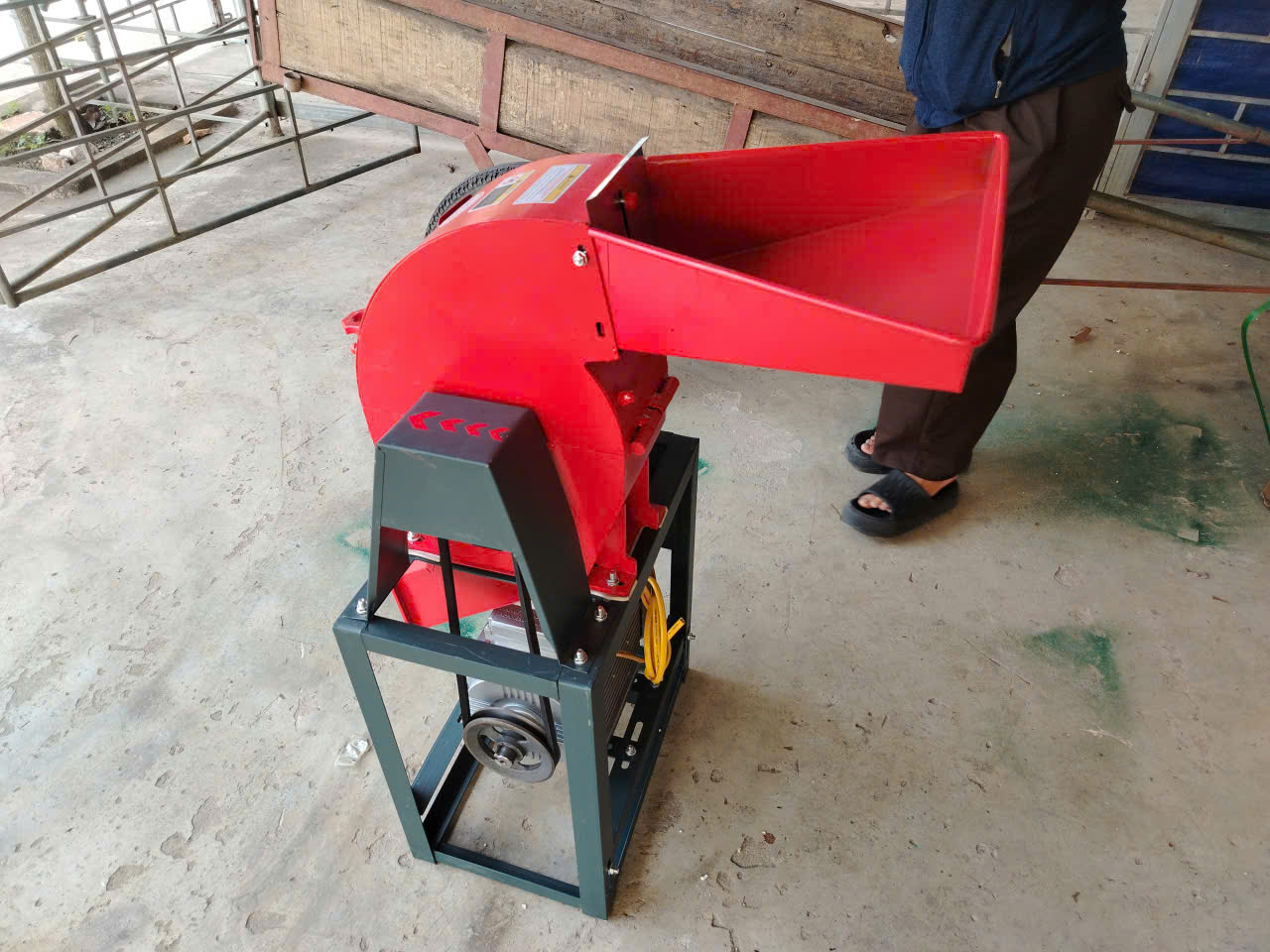 Máy Đập Bột Ngô Làm Thức Ăn Chăn Nuôi Gắn Mô Tơ 4HP