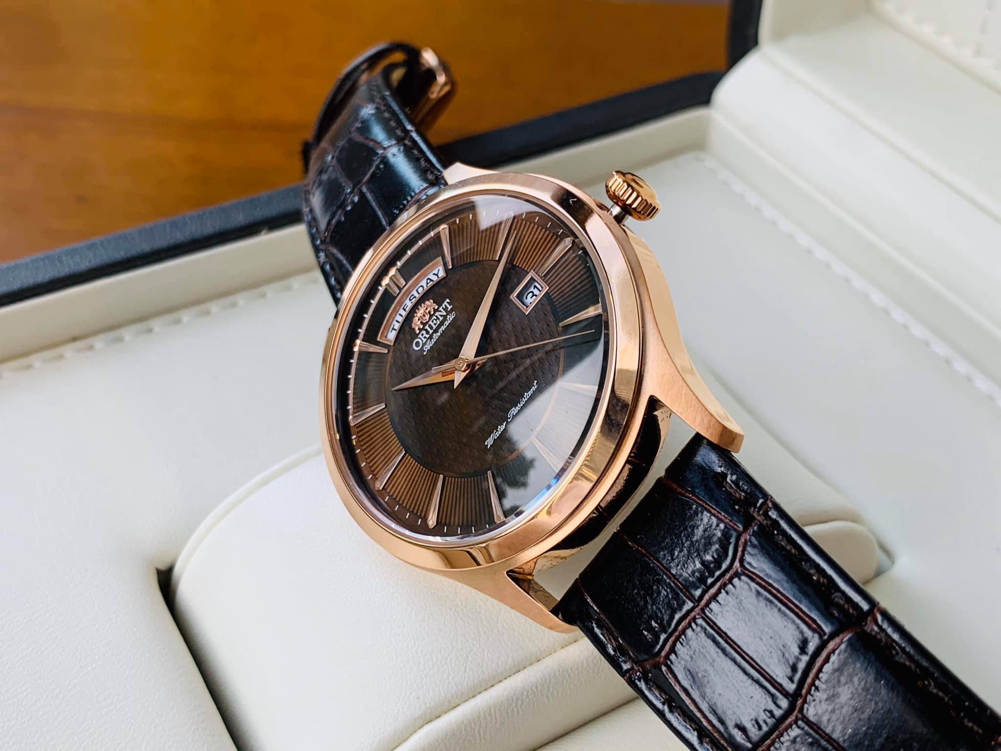Đồng hồ nam Orient Automatic FEV0V002TH - Quyến rũ và bí ẩn cùng tông màu cafe