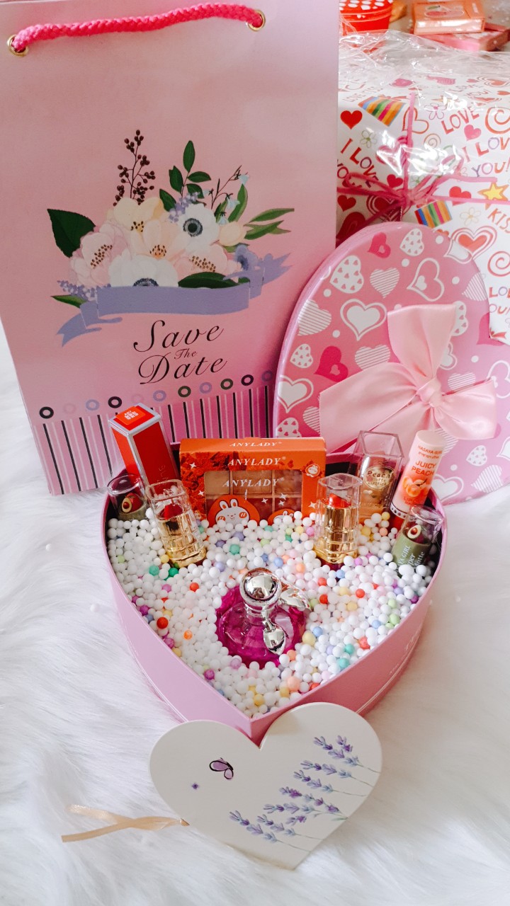 Combo quà tặng bạn gái sang trọng (Combo son , nước hoa, phấn trang điểm ,  hộp quà, hạt xốp, thiệp  và  có cả túi đựng quà sang trọng tặng kèm