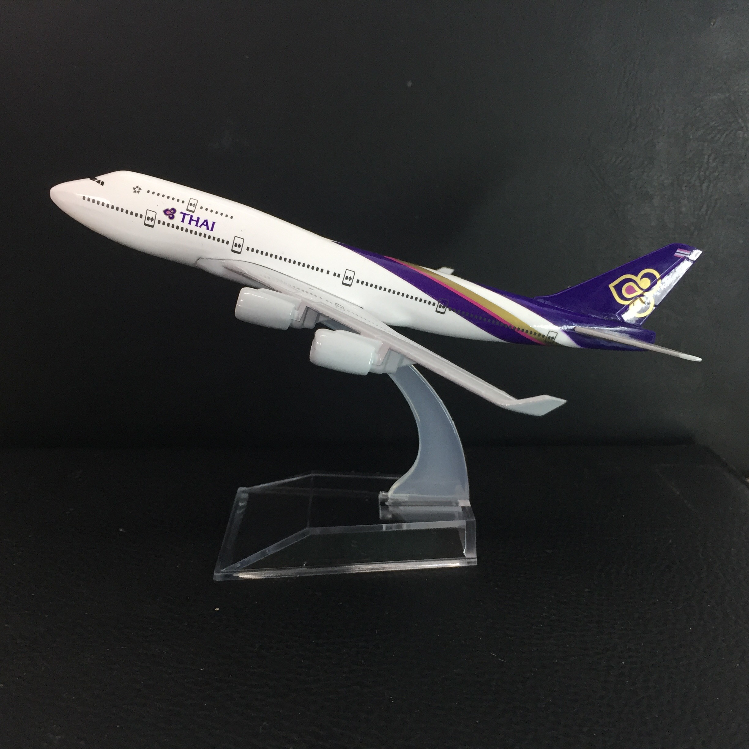 Mô hình máy bay B777 kim loại dòng Boeing 777 16cm món quà tặng trưng bày phù hợp với bàn làm việc, kệ ti-vi, giá sách như một món đồ sang trọng và sáng bóng