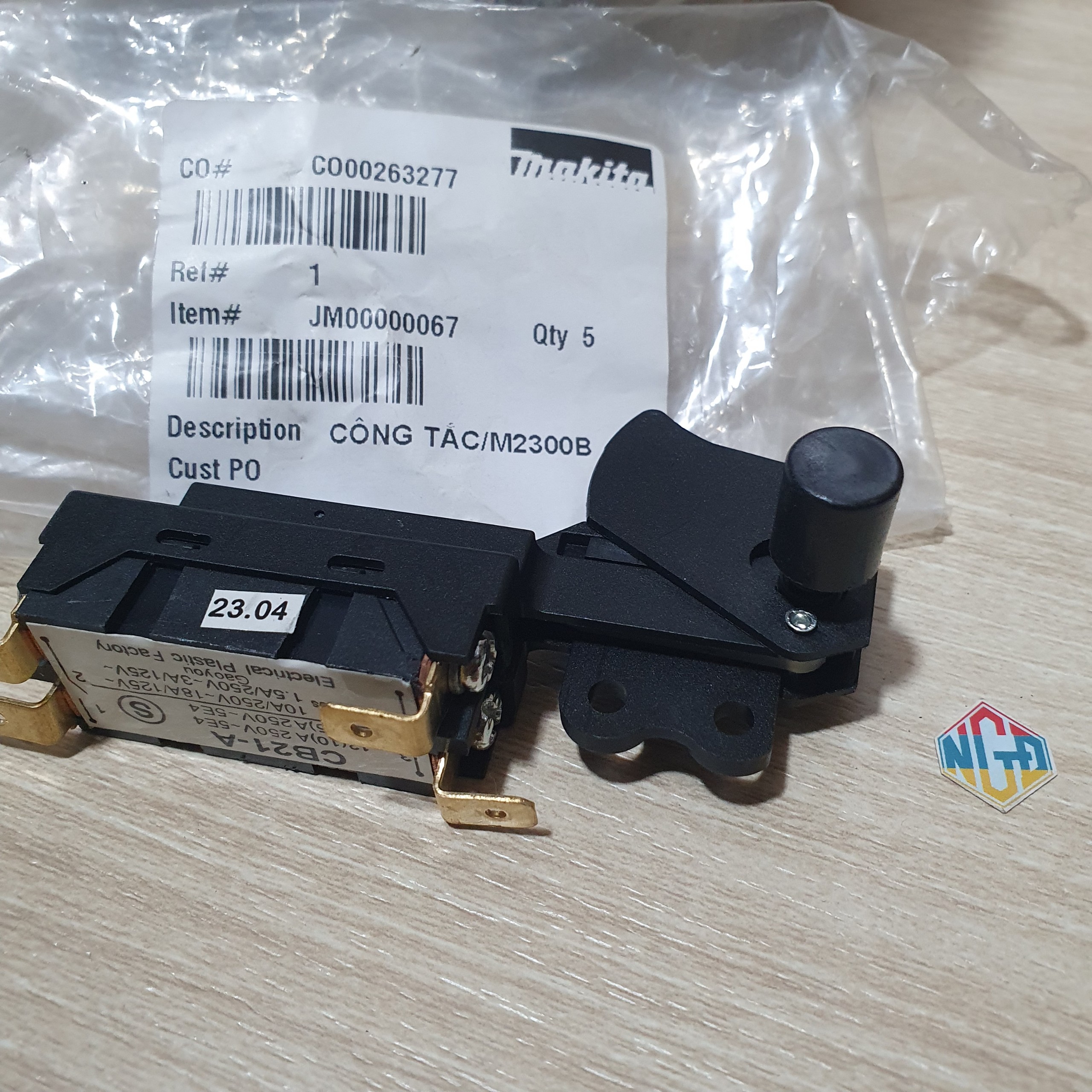 Công tắc máy cắt nhôm makita maktec mt230 m2300
