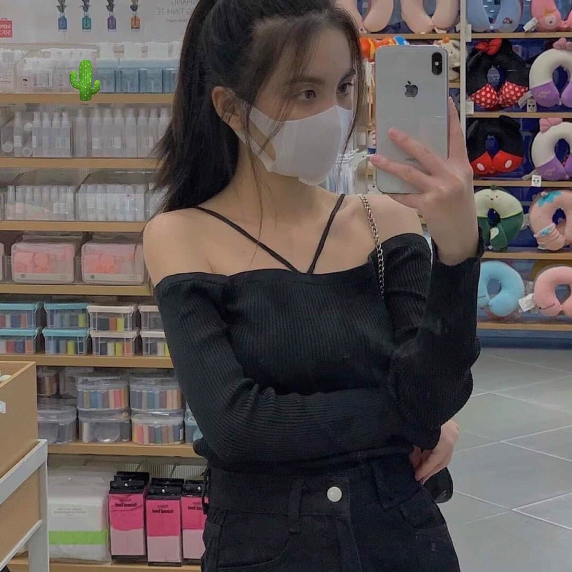 Áo thun gân trễ vai 2 dây tay dài croptop trắng đen