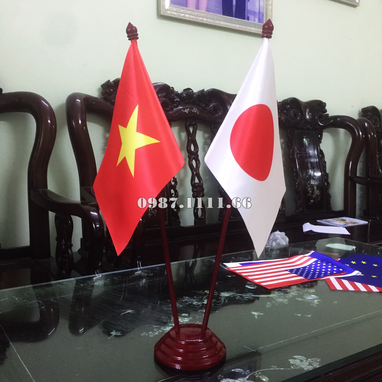 Cờ Để Bàn Làm Việc Đế gỗ cắm 2 cờ Việt Nam - Nhật Bản Chất liệu vải phi bóng in chuyển nhiệt