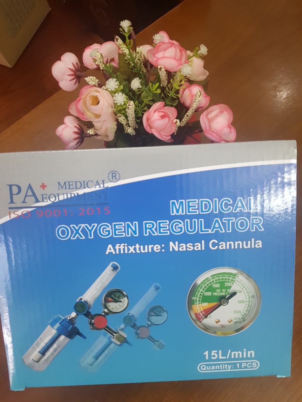 Đồng hồ oxy medical oxygen regulator . - gồm: - đồng hồ đo lượng oxy trong bình: 01 cái - cột đo lưu lượng khí oxy ra: 01 cái - bình tạo ẩm khí oxy: 01 cái - dây thở: 01 cái
