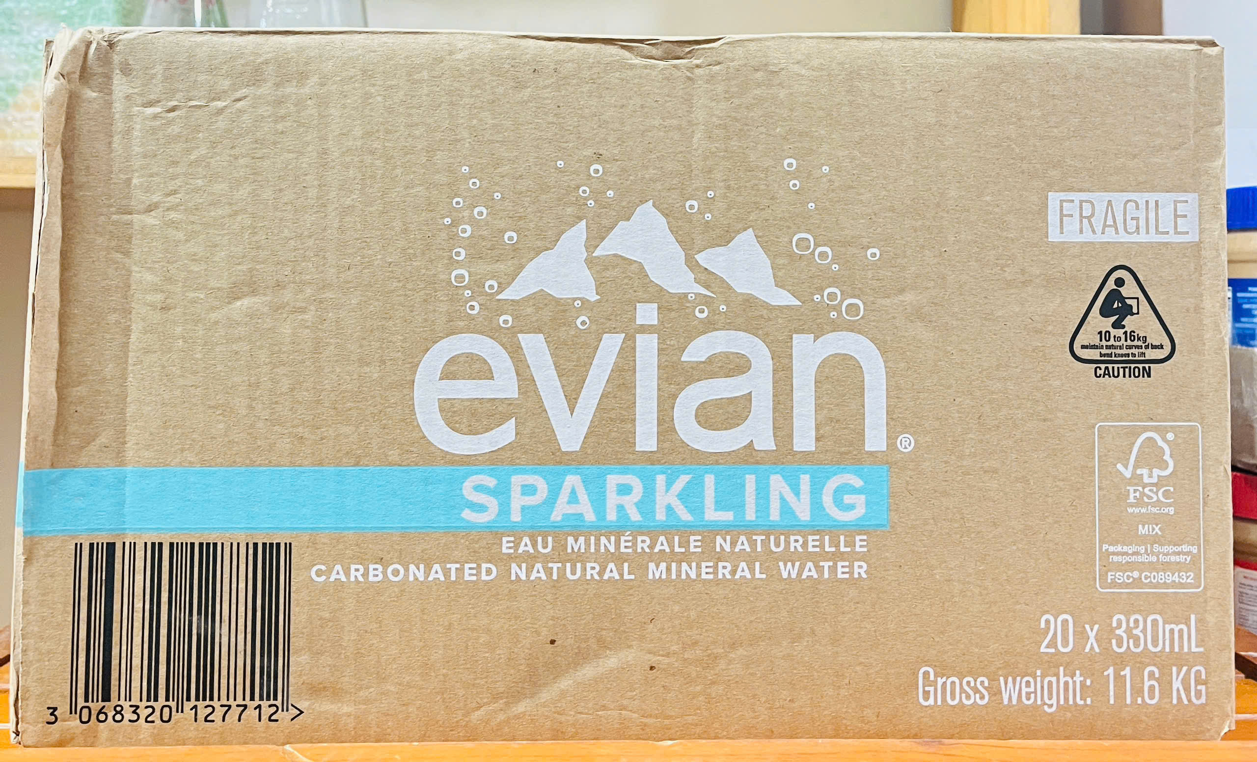 Hỏa tốc Thùng 20 Chai Nước Khoáng Evian Có Ga 330ml x 20-Chai thủy tinh-Sparkling Carbonated Water