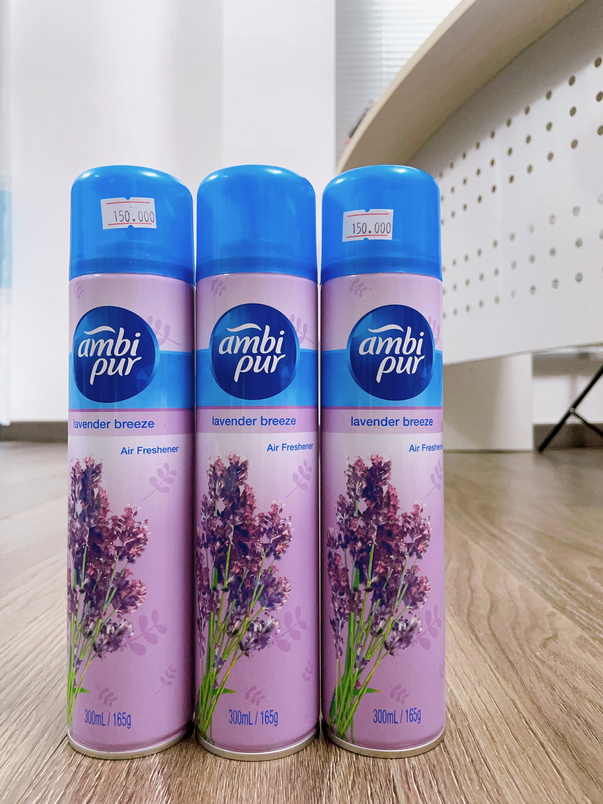 Xịt thơm phòng Ambipur Hương Hoa Oải Hương - 300ml