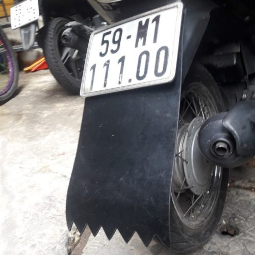 Miêng tấm chắn bùn vè xe biển số xe hình răng cưa màu đen