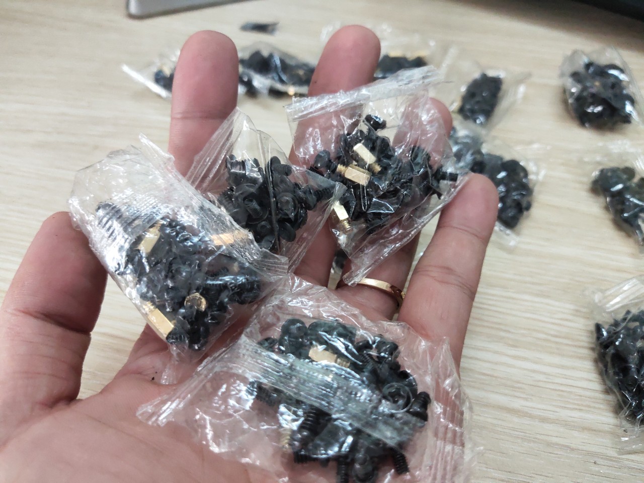 Ốc bắt vỏ case, ốc bắt mainboard, ốc bắt ổ cứng hdd, ốc bắt ổ cứng ssd, ốc bắt nguồn, vga, nhiều loại ốc bắt giá rẻ