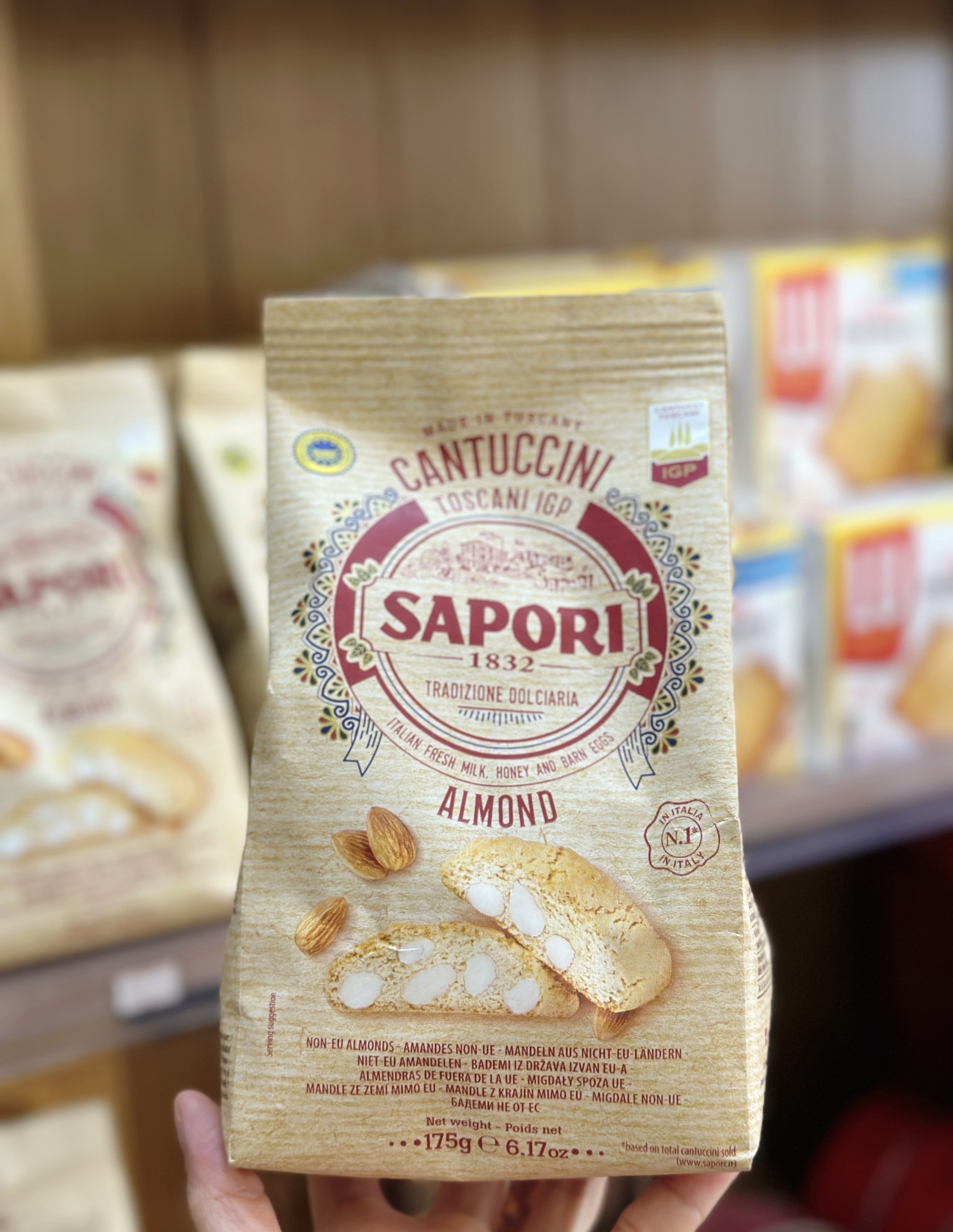 Bánh quy hạnh nhân giòn sapori gói 175g - những hạt hạnh nhân giòn bên trong, được các bé rất thích, hương vị ngọt thơm