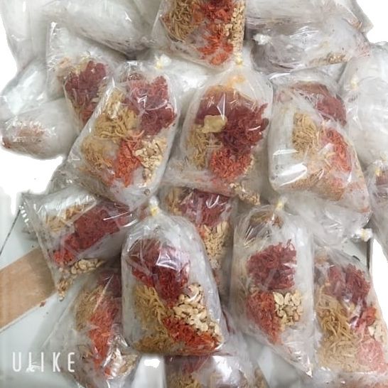 1 bịch bánh tráng trộn đóng hộp để riêng gia vị