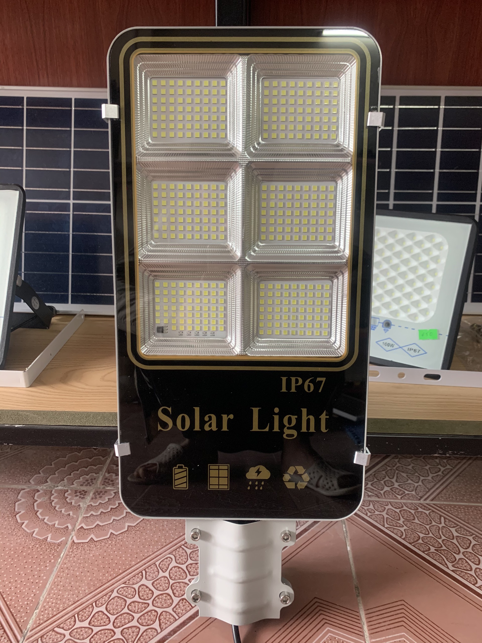 Đèn Pha Năng Lượng Mặt Trời 6 Khoang 300W Solar Light - Đèn Đường Phố Năng Lượng Mặt Trời BẢO HÀNH 2 NĂM Sản phẩm sử dụng 100% năng lượng mặt trời, chống nước tiêu chuẩn IP-67