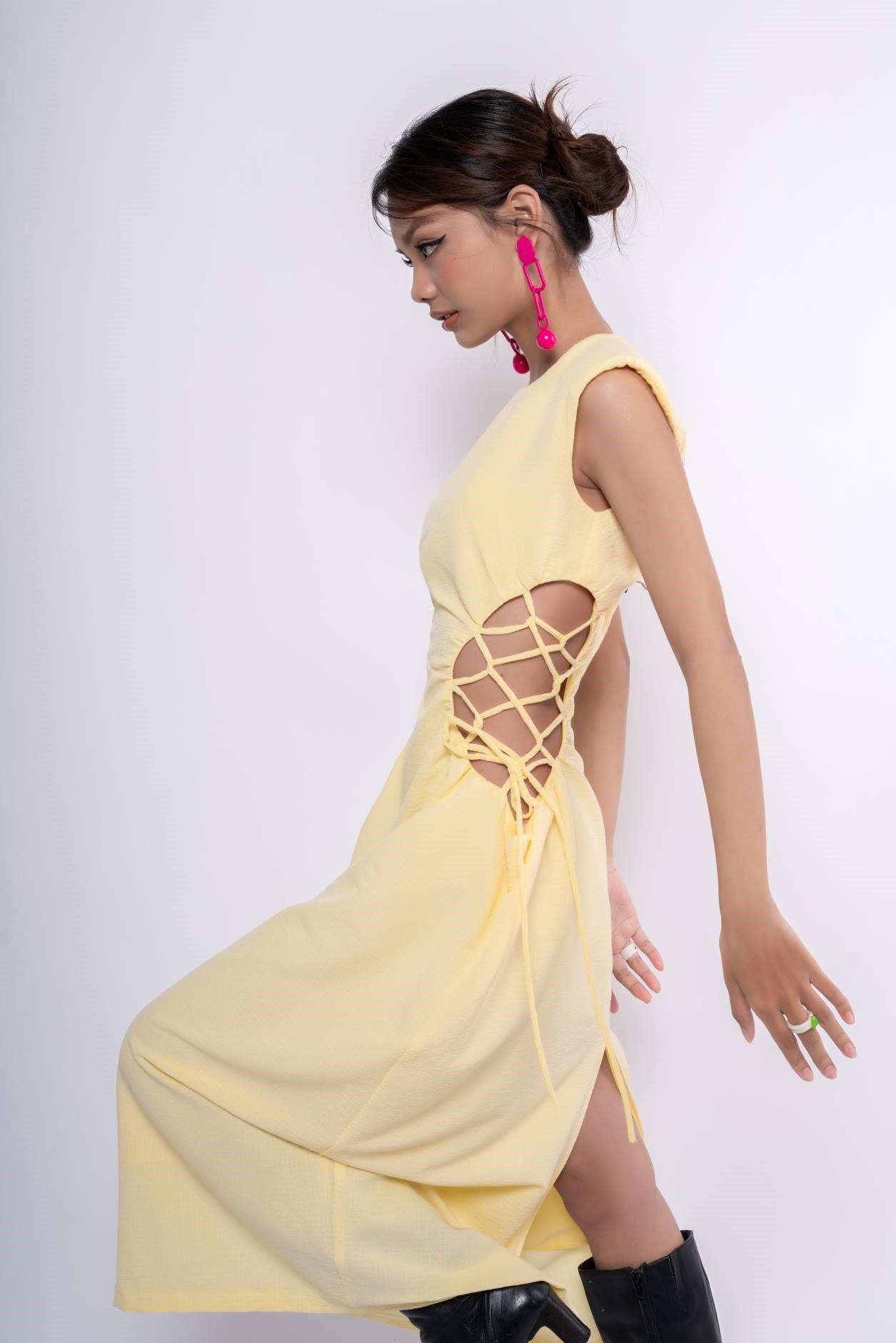 OLALASTUDIO Đầm maxi màu vàng chanh hở eo có độn vai Haley Long Dress