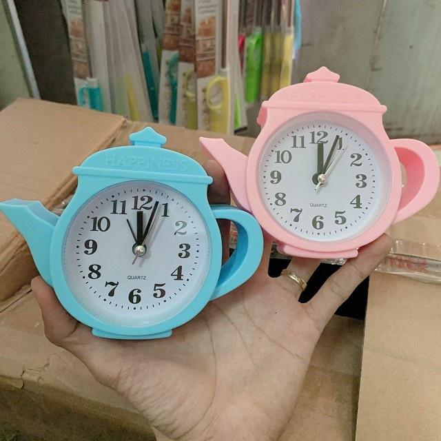 Đồng hồ để bàn nhiều màu hình ấm trà đẹp mắt