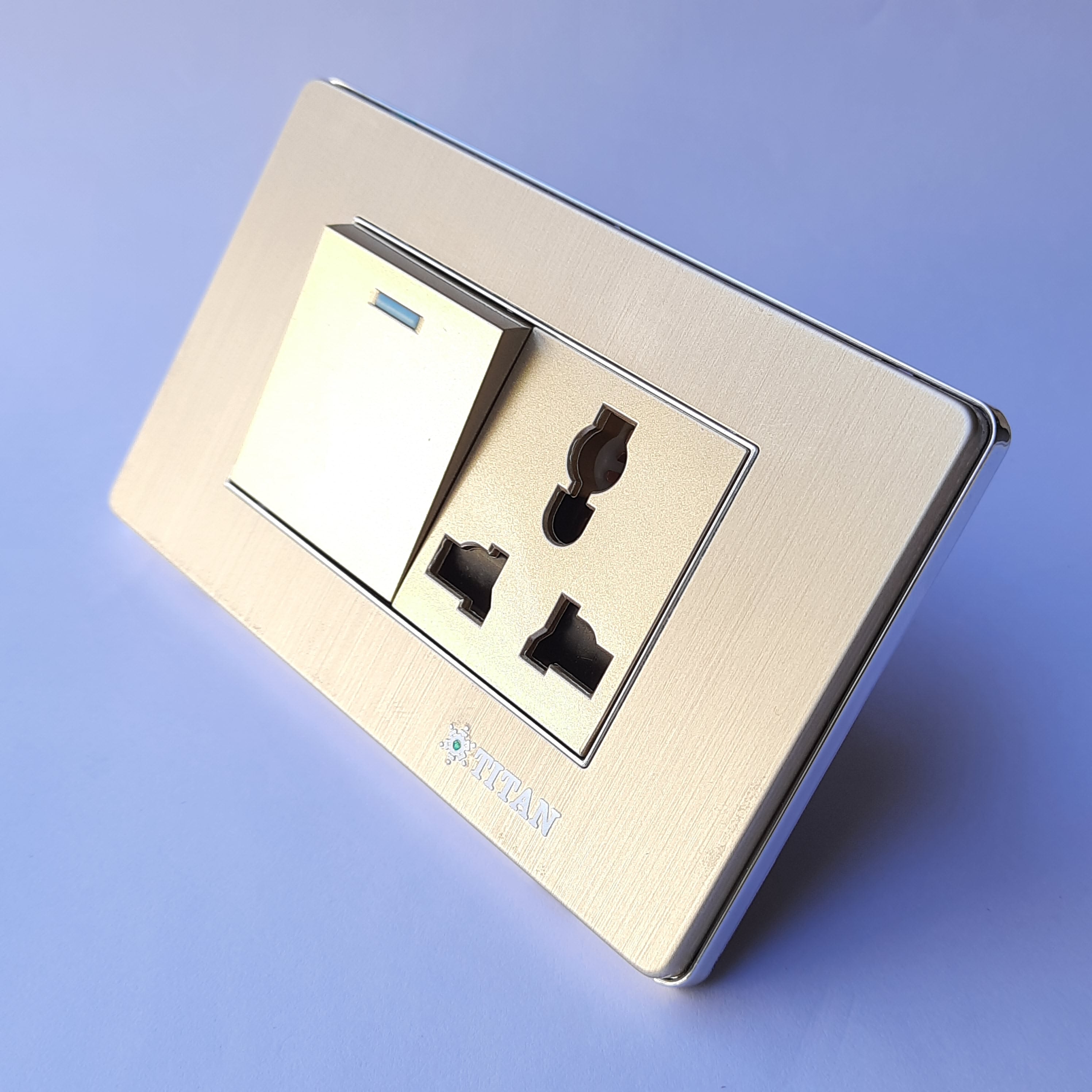 Mặt 1 công tắc đa chiều 1 ổ cắm 3 chấu titan gold