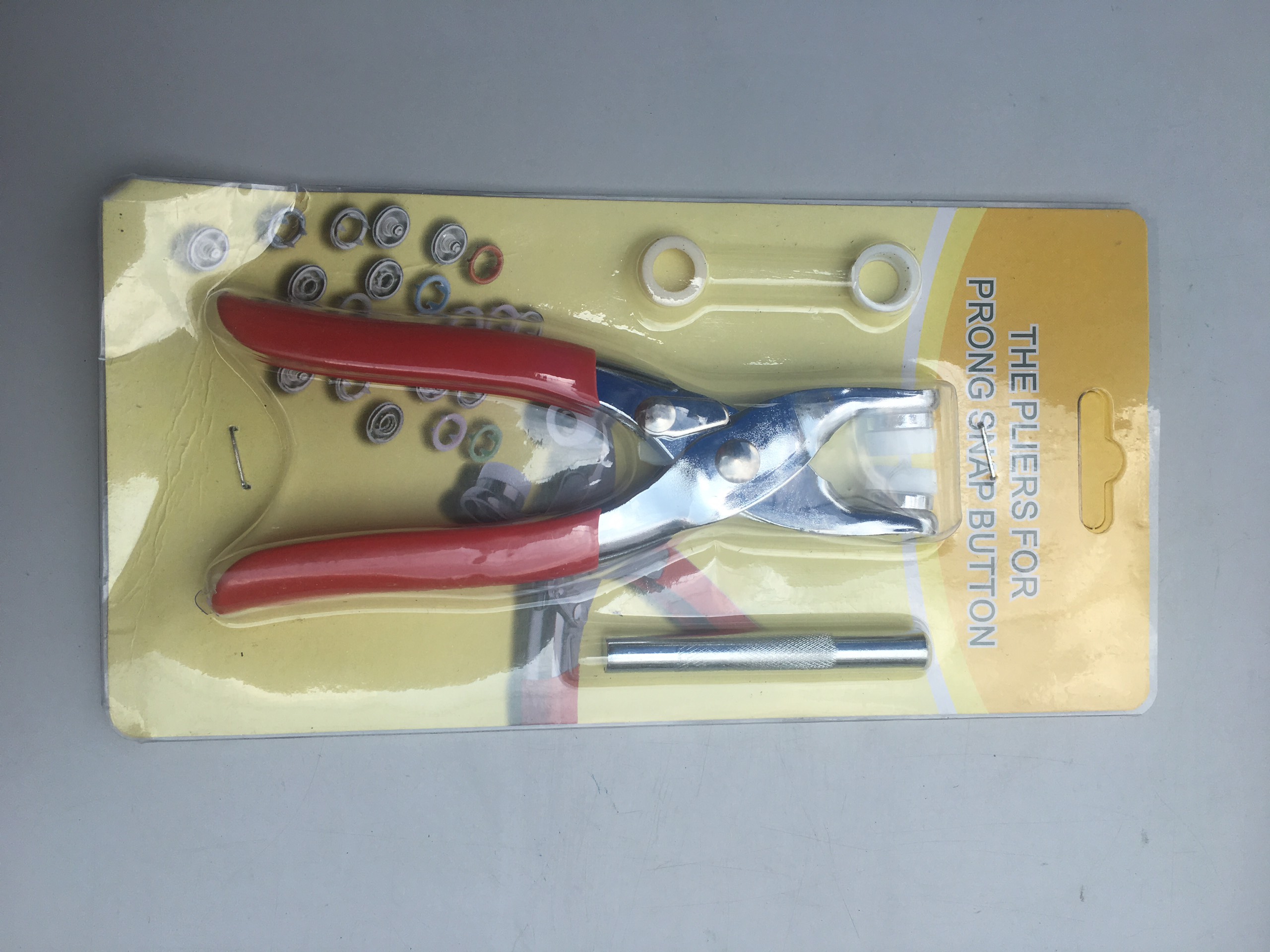Kiềm bấm cúc sắt 4tp vo cung tien loi