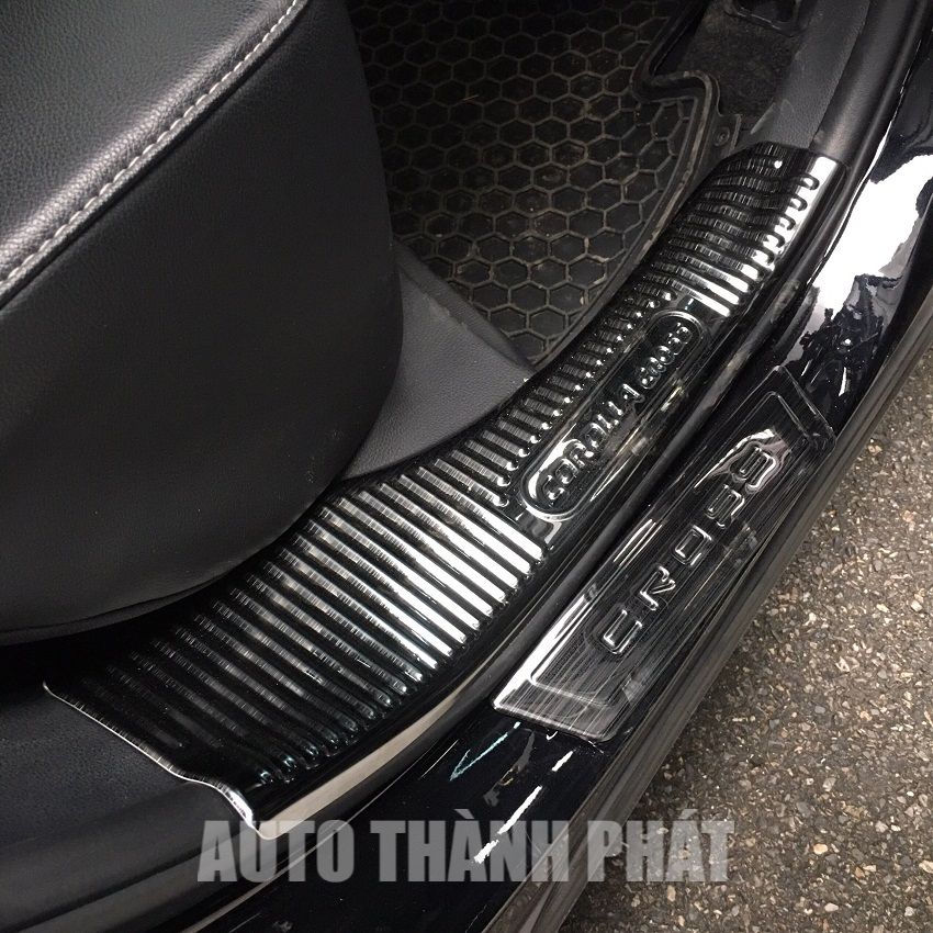 [Hình thật] Bộ Ốp Bậc Cửa, Nẹp Bước Chân Titan Toyota Cross 2020 2021 2022 2023 Full Bộ 8 Chi Tiết Cao Cấp