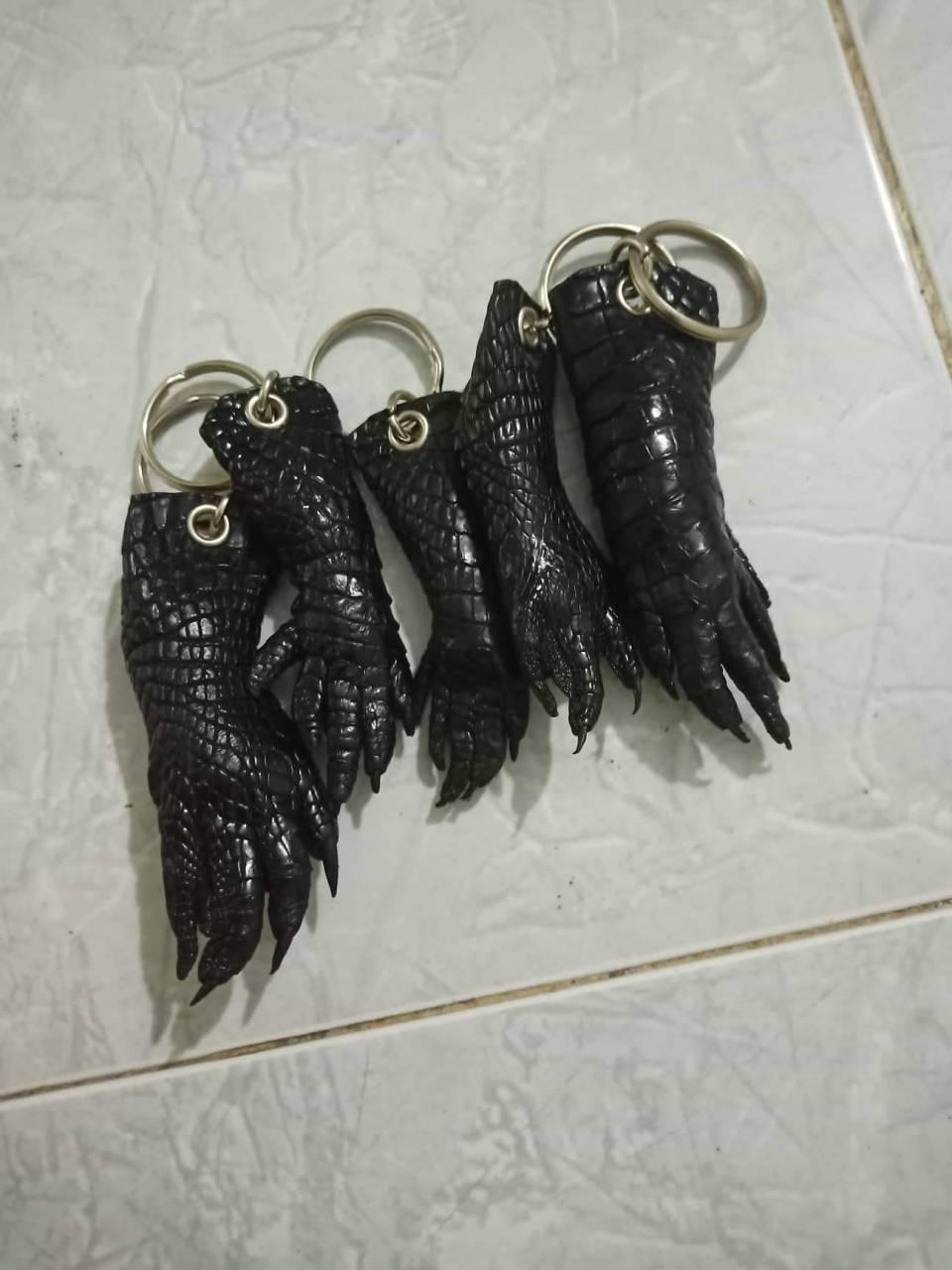 Móc khóa tay cá sấu thật