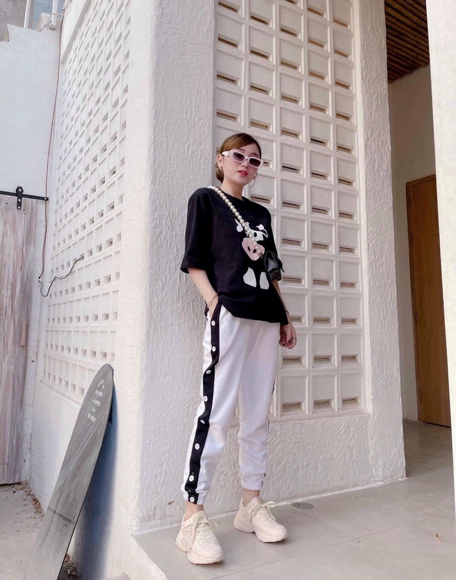 Set đồ nữ áo thun in bò sữa form rộng mix quần jogger sọc đen năng động