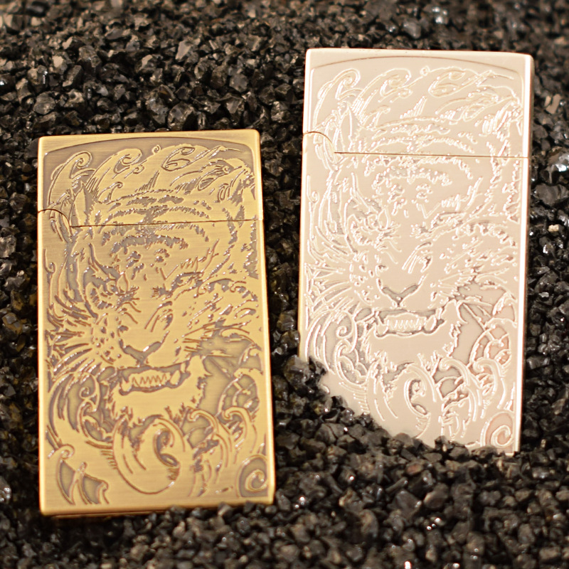 Hộp quẹt dophin 722 sài xăng đá bấc hình cọp màu vàng đồng phong cách độc lạ hàng sưu tầm cho quý ông bền rẻ đẹp.